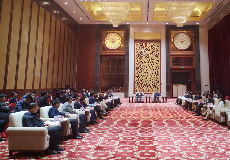 江西省領導與考察團企業家座談交流01.jpg