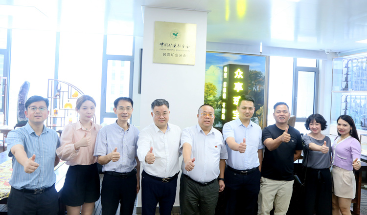 在曾志榮（左四）副會長單位走訪調(diào)研時合影.jpg